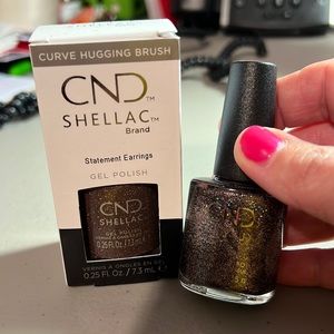 Brand new bottles of CND Shellac and Vinylux in the color STATEMENT EARRINGS.